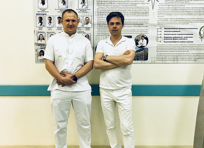Александр Ветошки с хирургом после курса по артроскопии